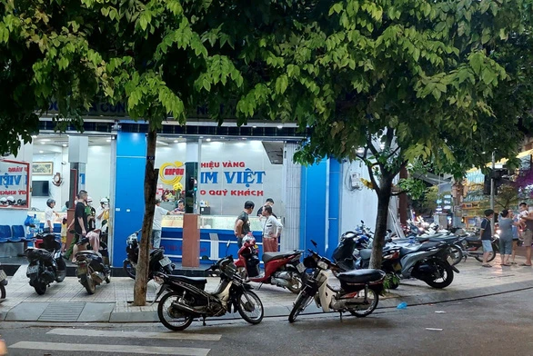 Tạm giữ đối tượng dùng búa đập tủ kính tiệm vàng tại Nam Kỳ Quảng Nam