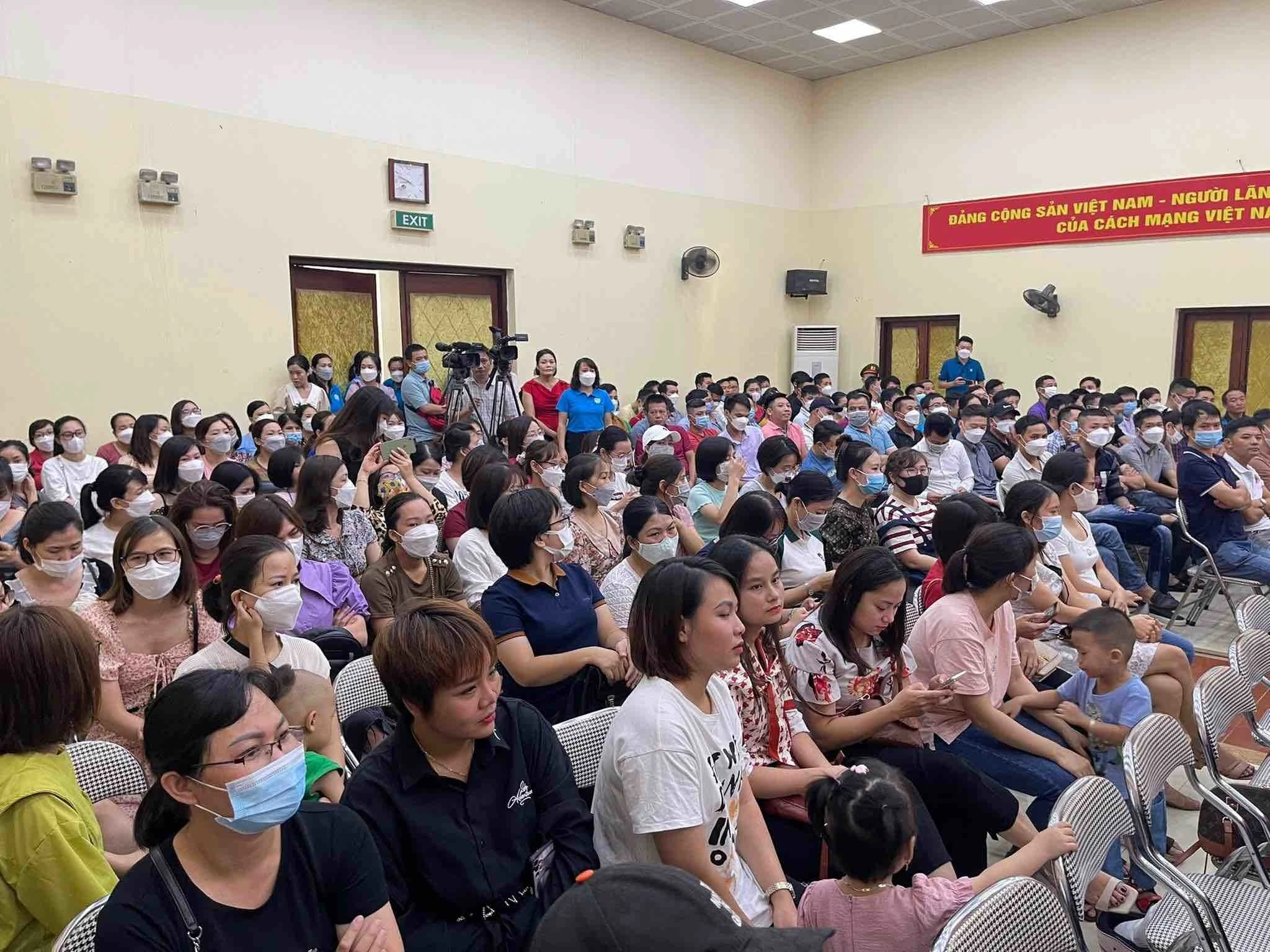 Hàng trăm phụ huynh đến bốc thăm tranh “vé” học trường mầm non công lập cho con ở phường Hoàng Liệt.