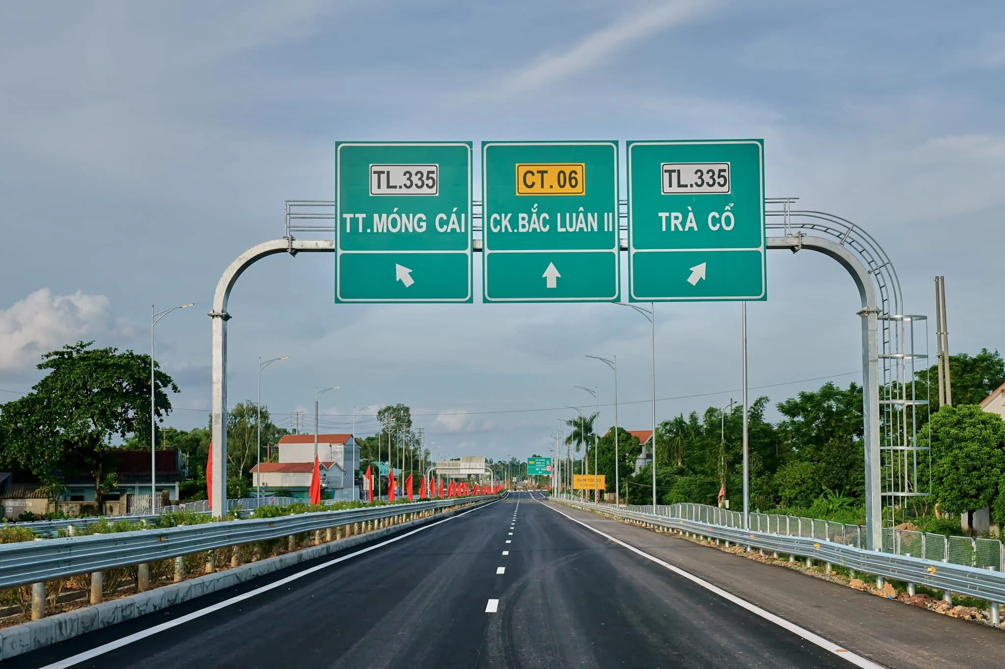 Thông xe sau hơn 2 năm từ khi hoàn thành giải phòng mặt bằng với tổng vốn đầu tư gần 12.771 tỷ đồng, đưa Quảng Ninh trở thành một hình mẫu về huy động các nguồn vốn đầu tư để xây dựng đường cao tốc với thời gian thi công ngắn kỷ lục.
