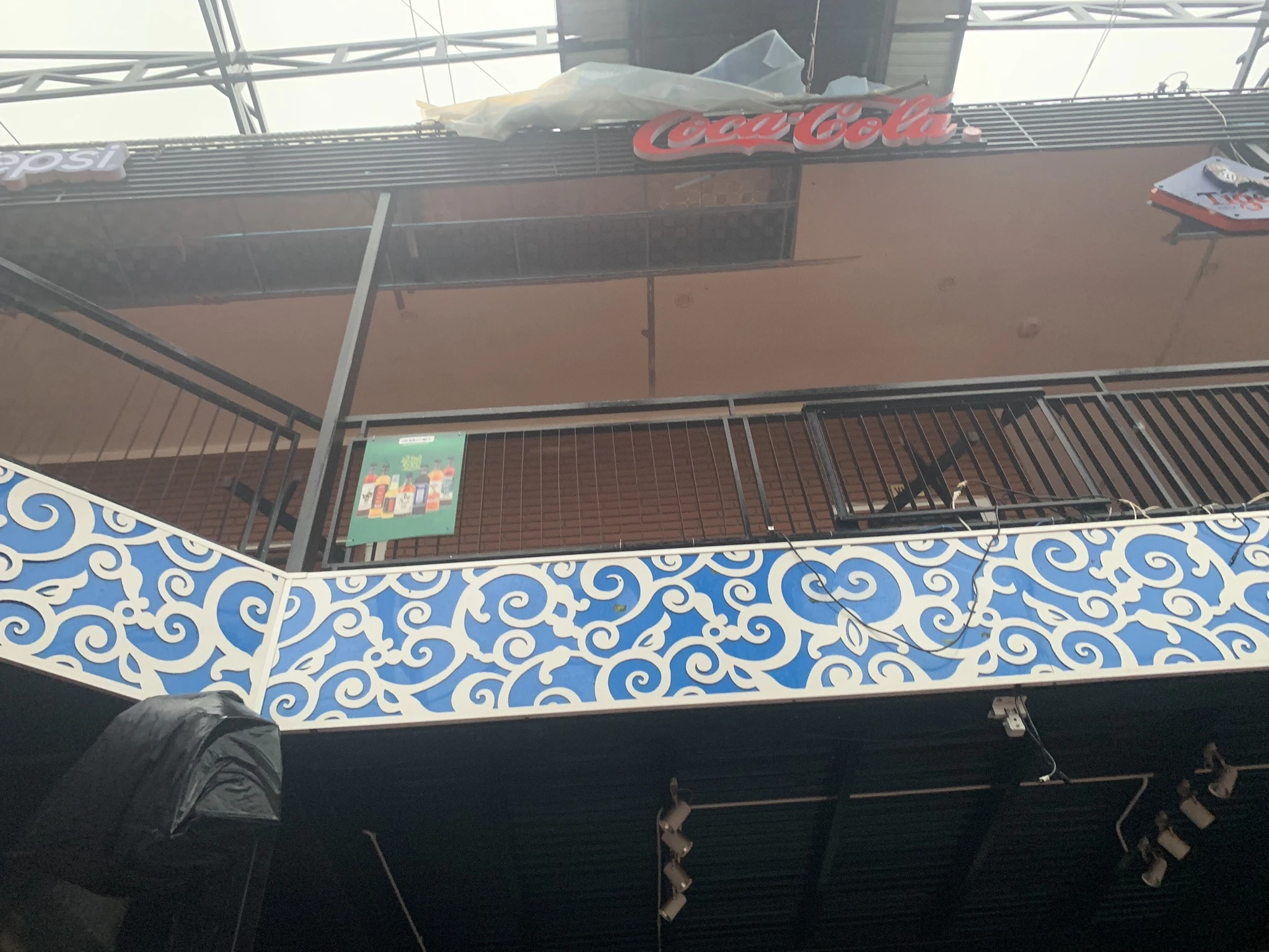 Nhà hàng của anh Hưng thiệt hại sau bão quét qua