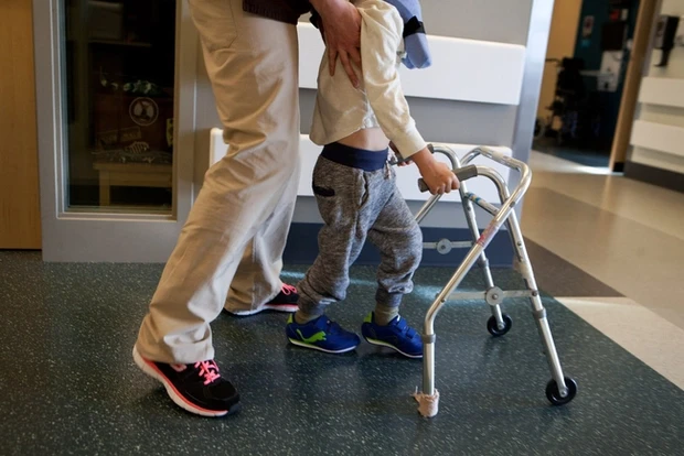 Cậu bé 4 tuổi này cần vật lý trị liệu để phục hồi lại sức mạnh và sự cân bằng (Ảnh: .Kayana Szymczak/The New York Times)
