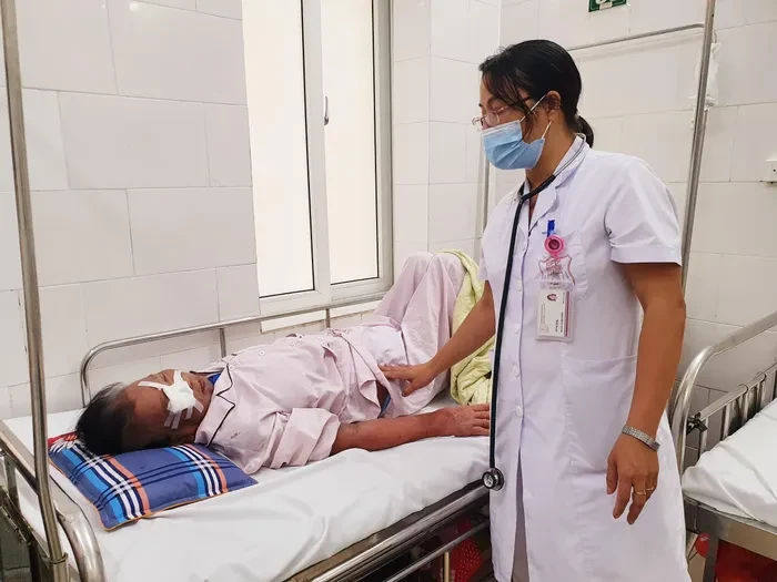 Bệnh nhân bị nhiễm nấm đen gây nhiễm trùng toàn bộ vùng xoang và mắt được điều trị tại Bệnh viện Bạch Mai. Ảnh: BVCC.