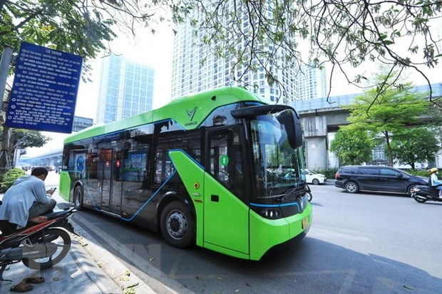 Tuyến xe buýt điện E01 lộ trình Bến xe Mỹ Đình-Khu đô thị Ocean Park đón khách trên đường Nguyễn Trãi. (Ảnh: Tuấn Anh/TTXVN)