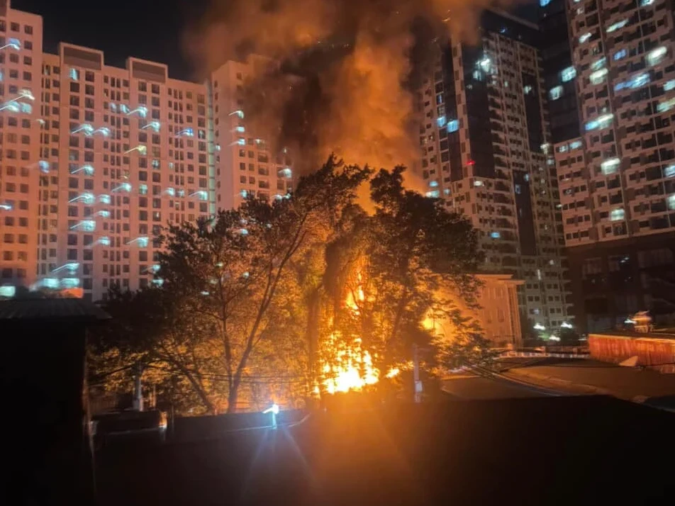 Cháy lớn lúc nửa đêm gần UNND phường Thanh Xuân Trung