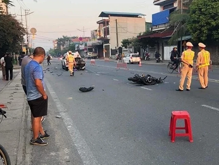 Tai nạn kinh hoàng trước cổng trường cấp 2 Phương Đông, Tp Uông Bí