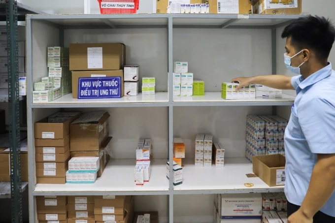 Nhân viên y tế Bệnh viện Chợ Rẫy, TP HCM kiểm tra thuốc tại kho dược. Ảnh:Quỳnh Trần