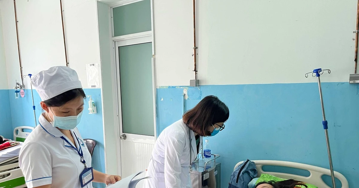 Điều trị bệnh nhân sốt xuất huyết tại Bệnh viện đa khoa khu vực Hóc Môn (Thành phố Hồ Chí Minh).
