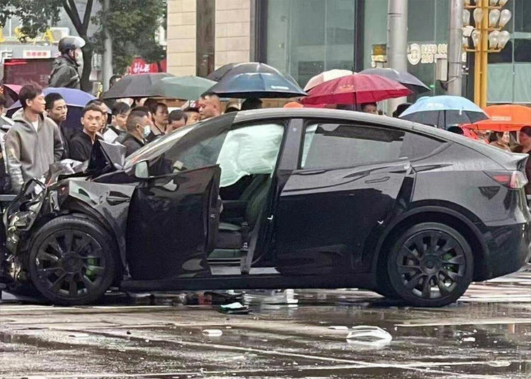 Xe điện Tesla vượt đèn đỏ làm hai người chết